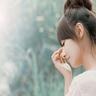 新娘轻拍沙发示意狗狗一起拍全家福